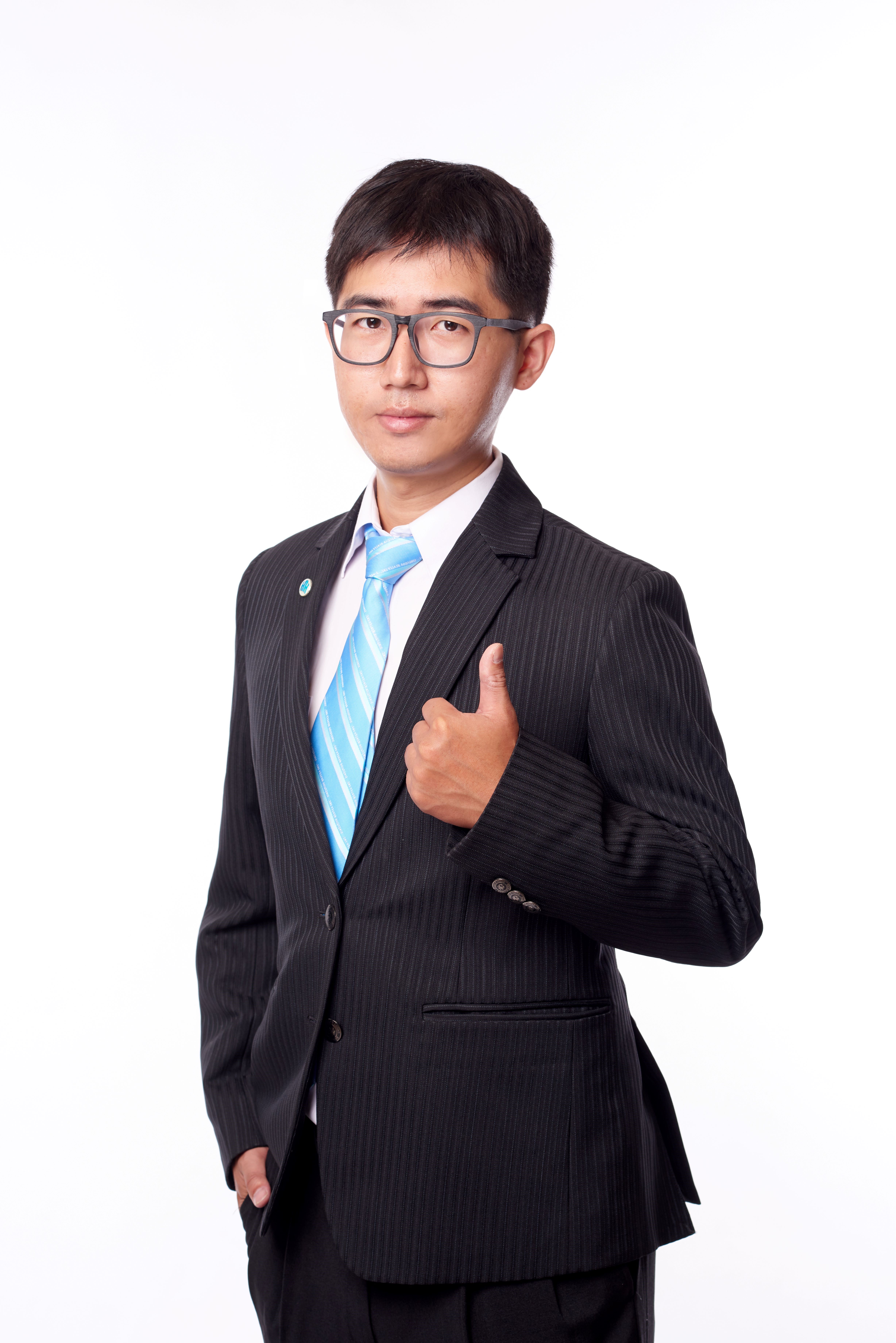 台南看屋去陳俊龍本人全身照片